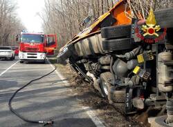 Autocisterna con azoto liquido ribaltata a bordo strada  3 
