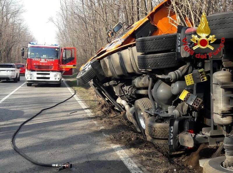 Autocisterna con azoto liquido ribaltata a bordo strada  3 