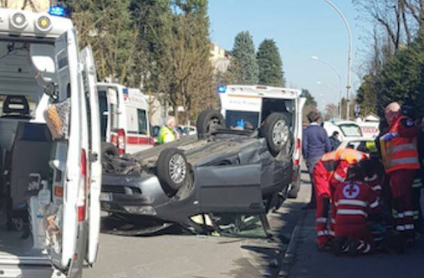 autoribaltata in via Menotti a Legnano  1 