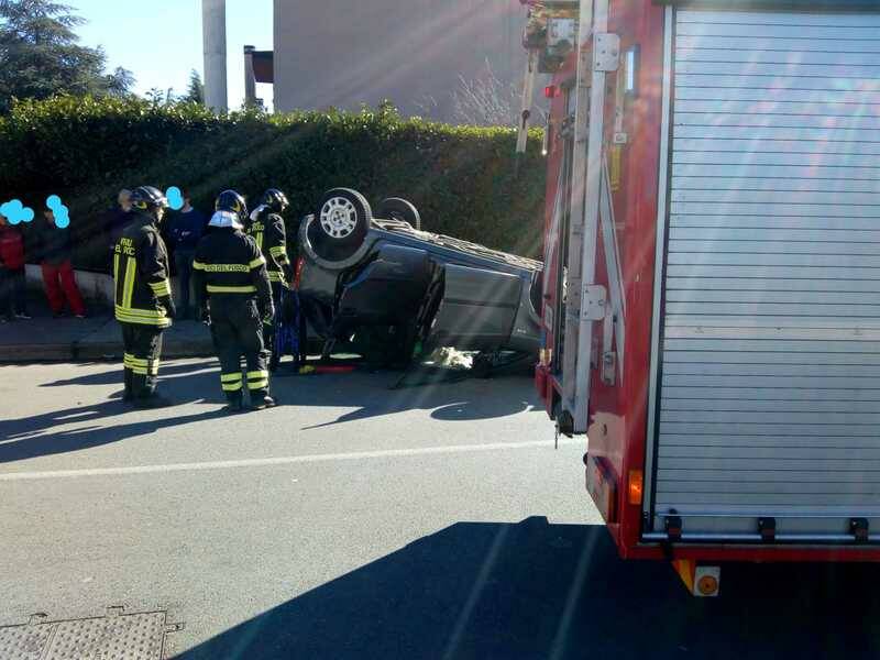 autoribaltata in via Menotti a Legnano  4 