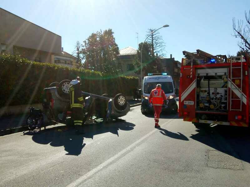autoribaltata in via Menotti a Legnano  6 