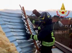Capannone industriale "scoperchiato" dal vento 