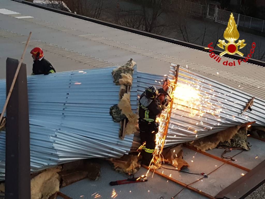 Capannone industriale "scoperchiato" dal vento 