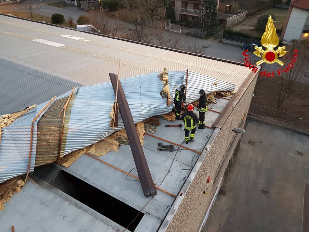 Capannone industriale "scoperchiato" dal vento 