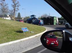 Cappotta il rimorchio di un trattore, traffico in tilt a Casbeno