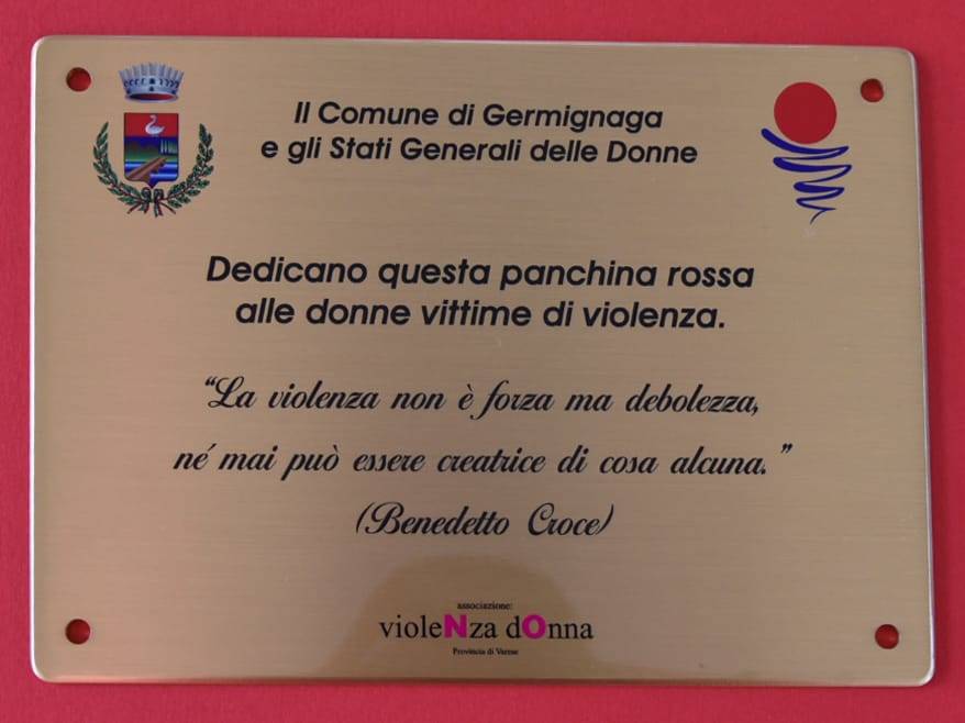 La panchina rossa contro la violenza di genere
