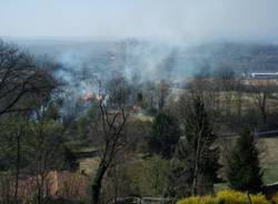 Sterpaglie in fiamme a Cocquio