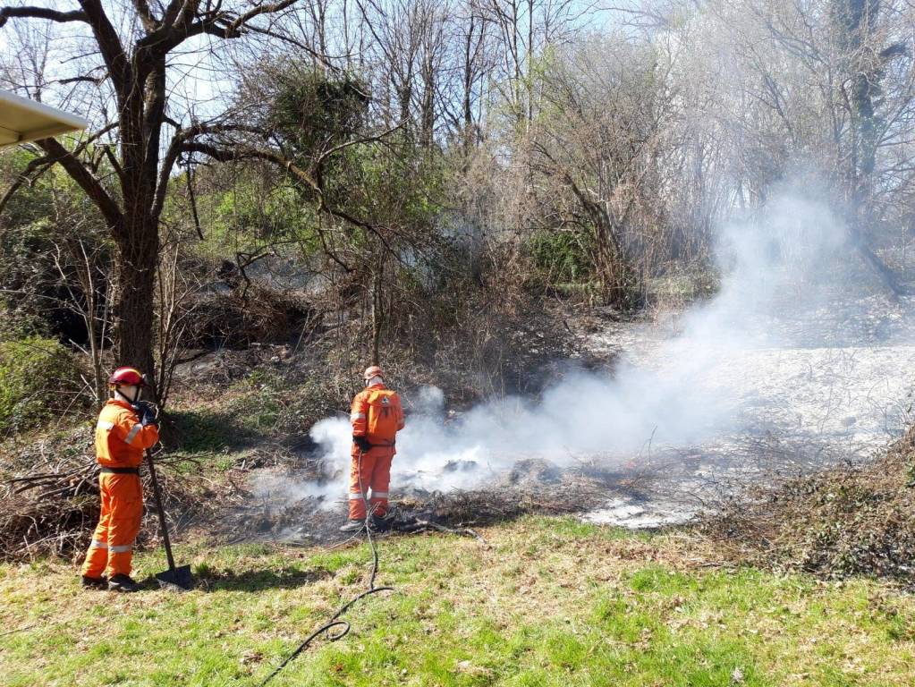 Sterpaglie in fiamme a Cocquio