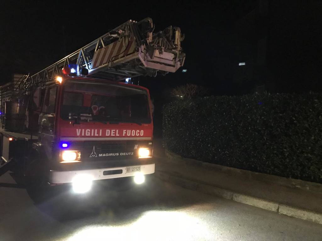 Il vento scoperchia un condominio
