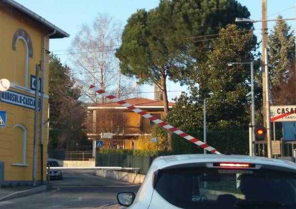 Casciago, passaggio a livello bloccato dal vento