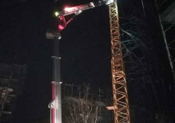 Via Porta, sale su una gru e minaccia di buttarsi