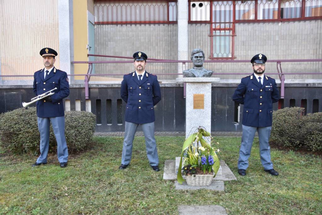 Fiori all'agente Di Puppo: un cerimonia per ricordare