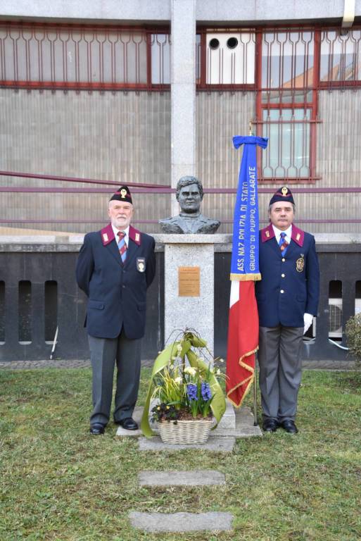 Fiori all'agente Di Puppo: un cerimonia per ricordare