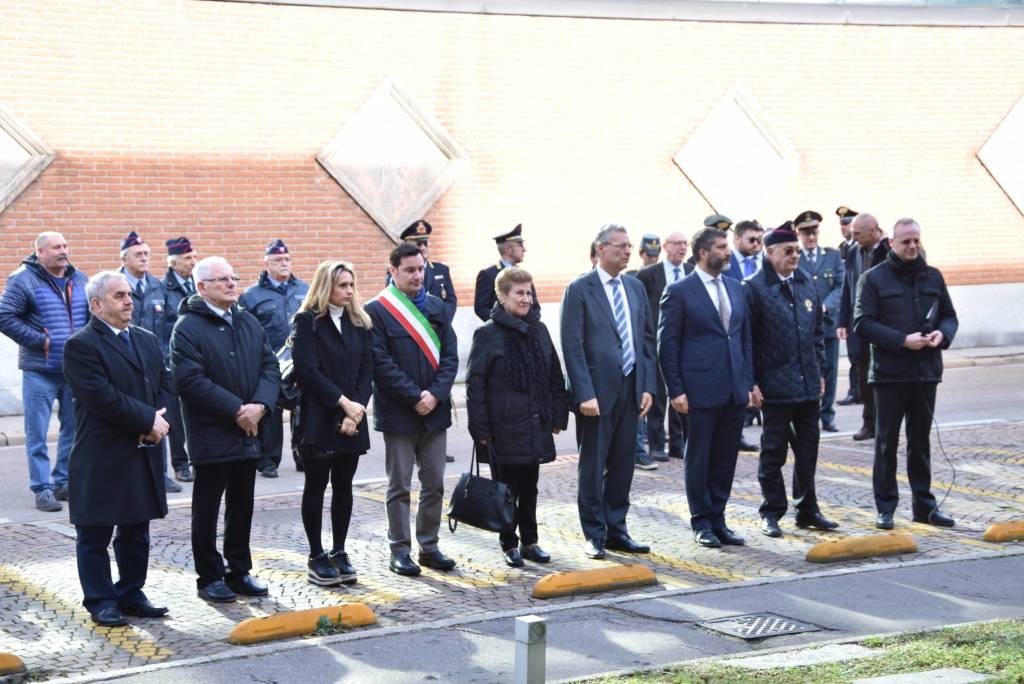 Fiori all'agente Di Puppo: un cerimonia per ricordare