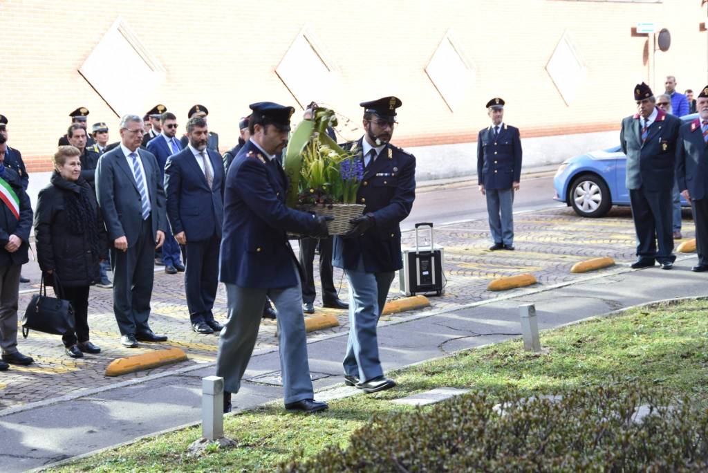 Fiori all'agente Di Puppo: un cerimonia per ricordare