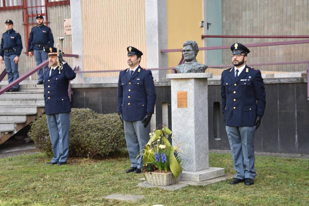 Fiori all'agente Di Puppo: un cerimonia per ricordare