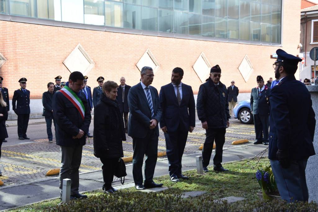 Fiori all'agente Di Puppo: un cerimonia per ricordare