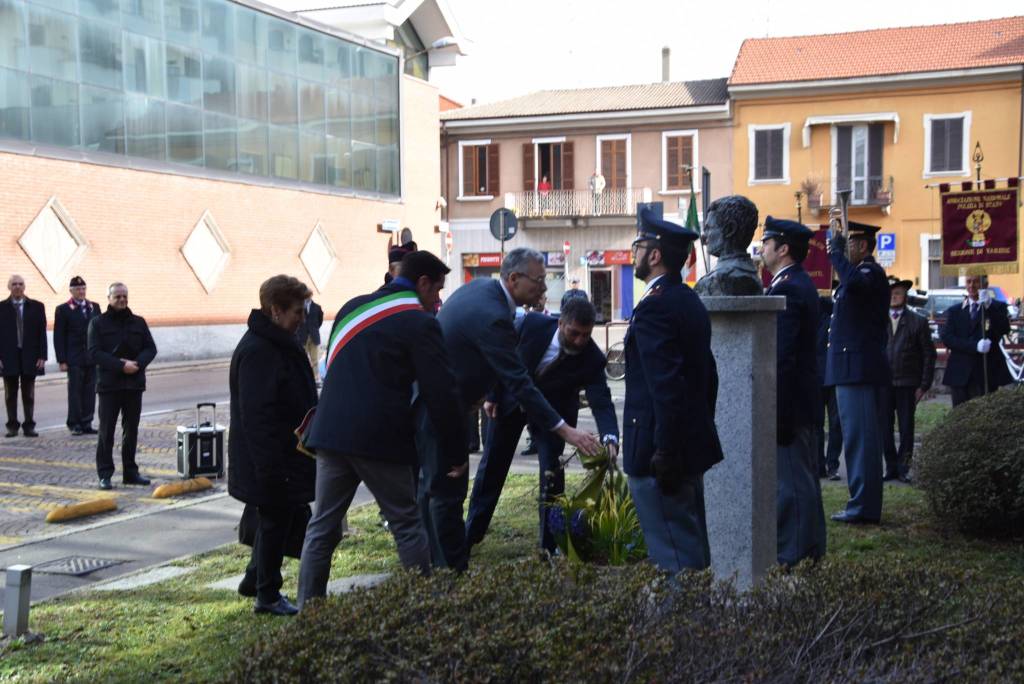 Fiori all'agente Di Puppo: un cerimonia per ricordare