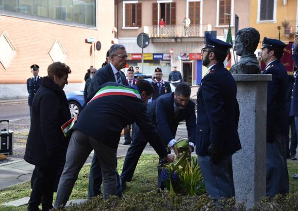 Fiori all’agente Di Puppo, una cerimonia per ricordare