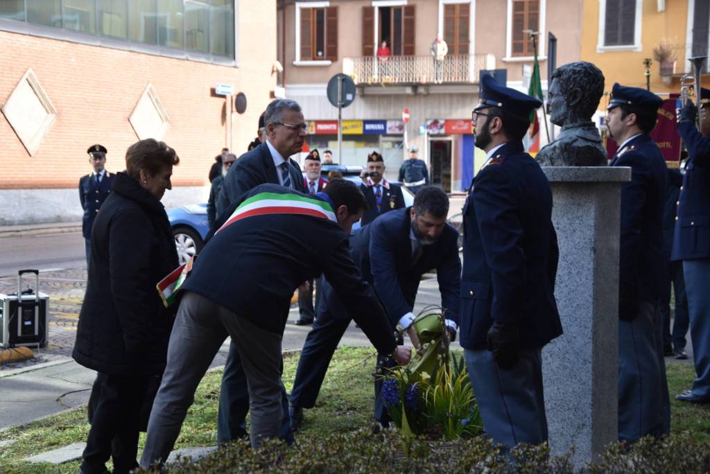 Fiori all'agente Di Puppo: un cerimonia per ricordare