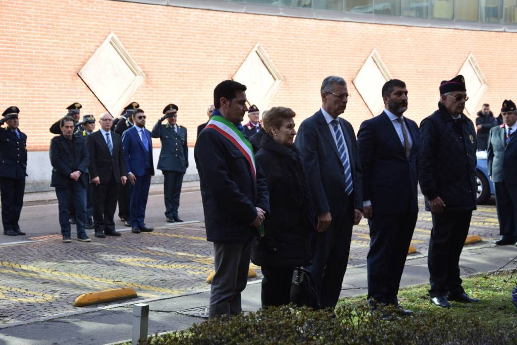 Fiori all'agente Di Puppo: un cerimonia per ricordare