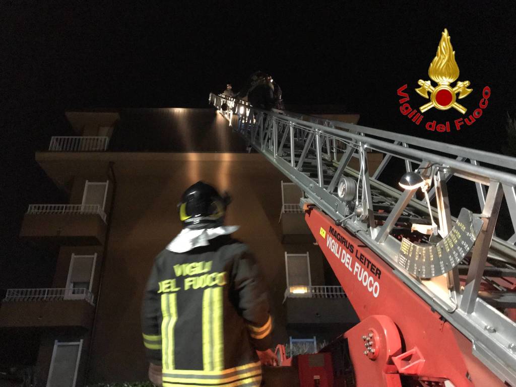 Forte vento, decine di interventi dei Vigili del Fuoco 