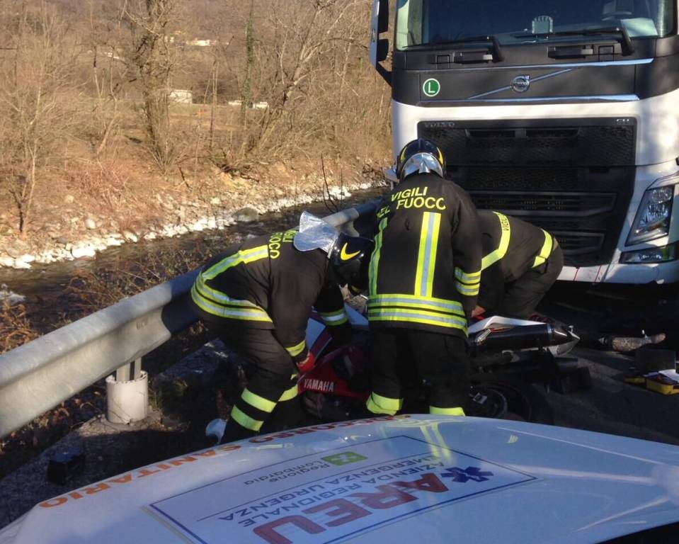 Frontale tra un camion e una moto in via Provinciale, morto un motociclista