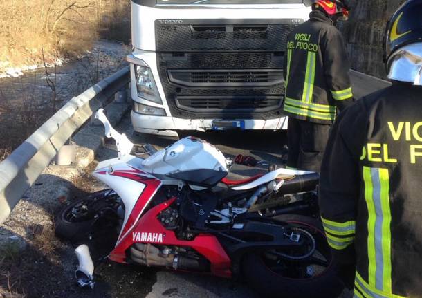 Frontale tra un camion e una moto in via Provinciale, morto un motociclista