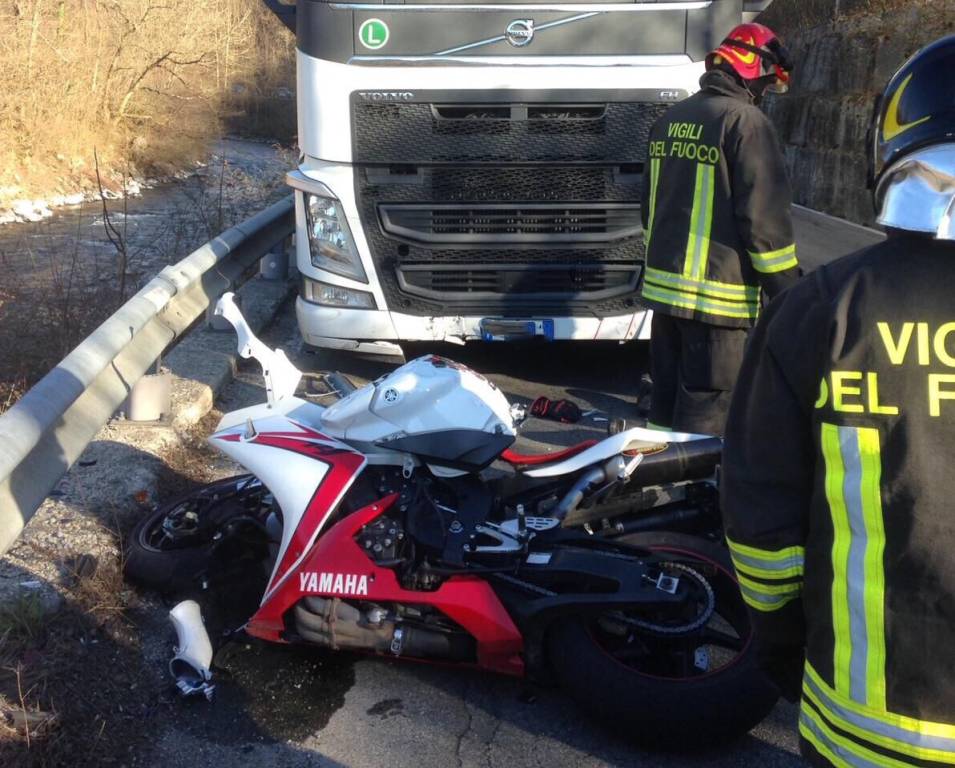 Frontale tra un camion e una moto in via Provinciale, morto un motociclista