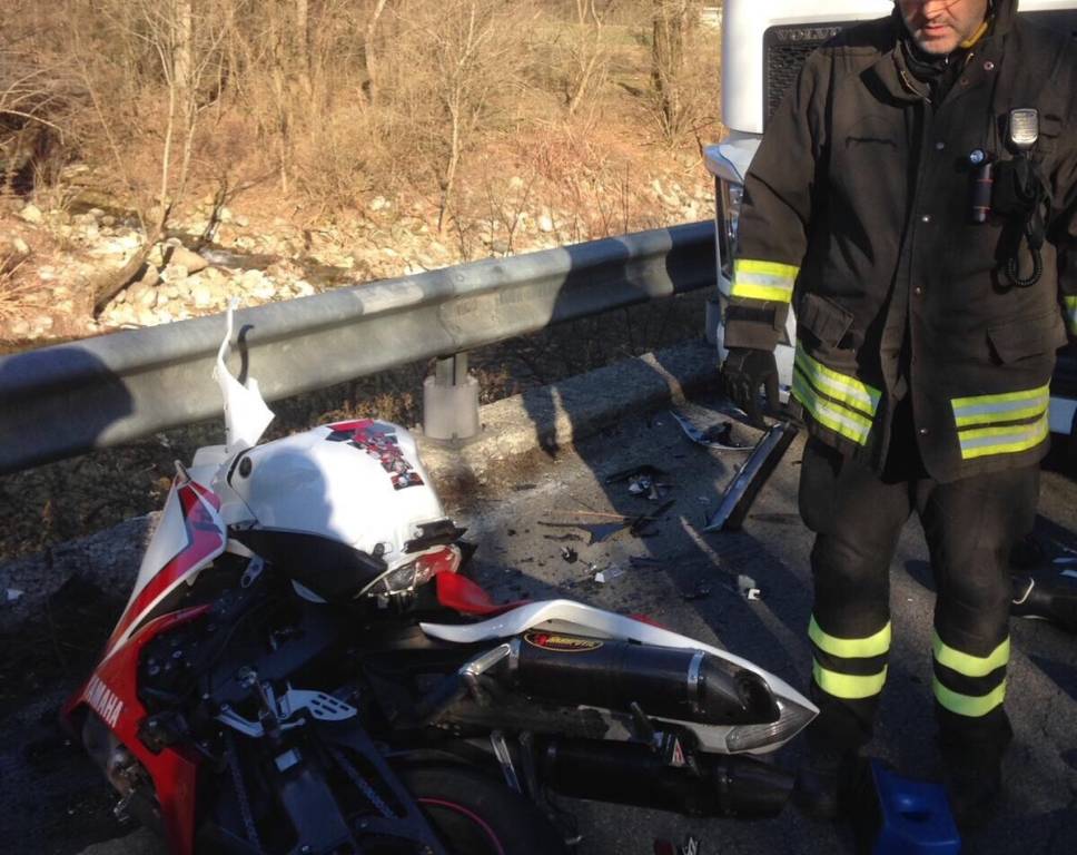 Frontale tra un camion e una moto in via Provinciale, morto un motociclista