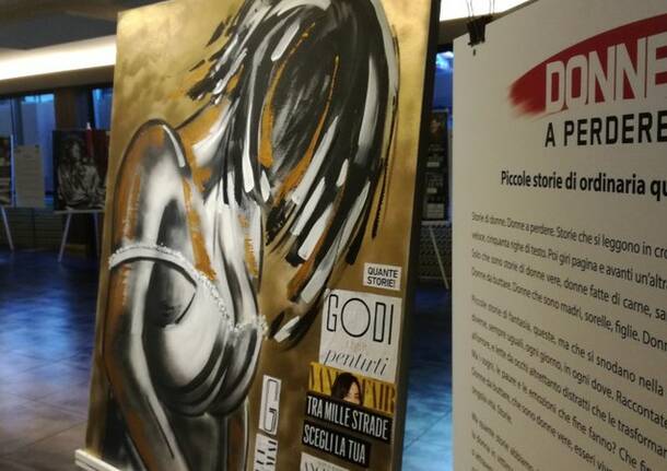 L’assessore Gallera inaugura la mostra denuncia “Donne a perdere”