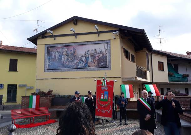 inaugurazione panchina rossa piazza XXV Aprile arsago seprio