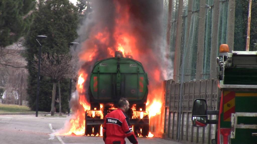 incendio camion gorla minore