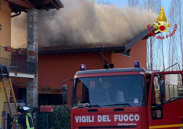 Incendio a Ispria: bruciano due villette a schiera