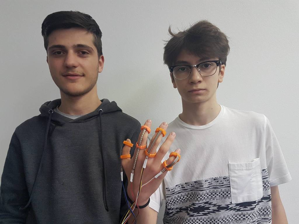 Isis Facchinetti: guanto che traduce la Lis