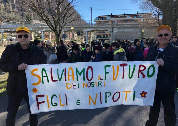 Laveno Mombello, duecentocinquanta studenti in piazza per il “venerdì verde”