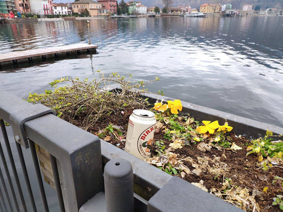 Porto ceresio - Rifiuti nel lago