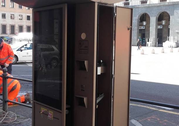 Rimozione totem informativi