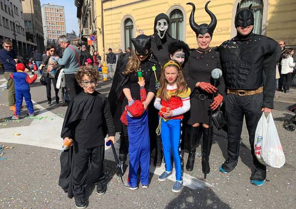 Volti e carri dalla sfilata di Carnevale a Busto Arsizio