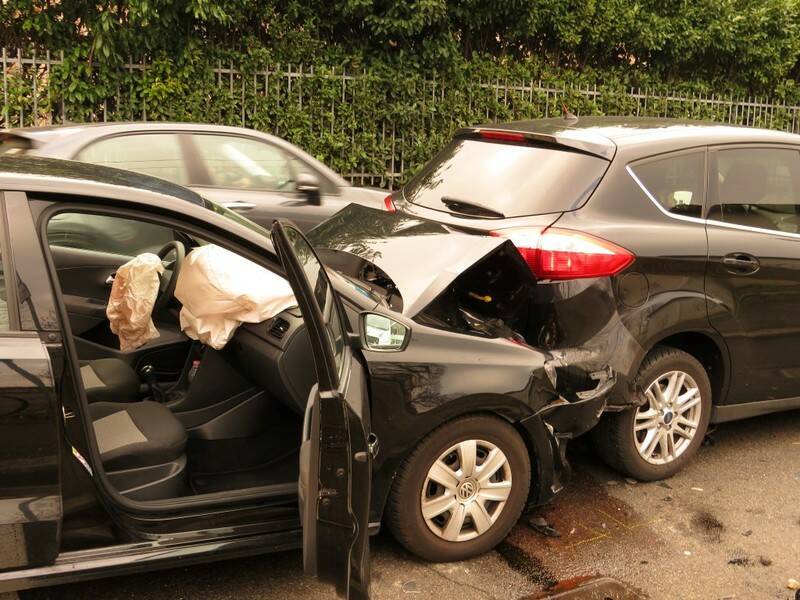 Tamponamento fra tre auto in via Robino a Legnano    2 
