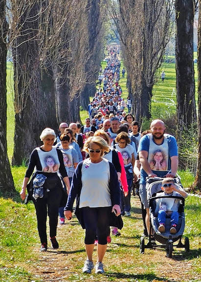 Un fiume di persone per Samuela