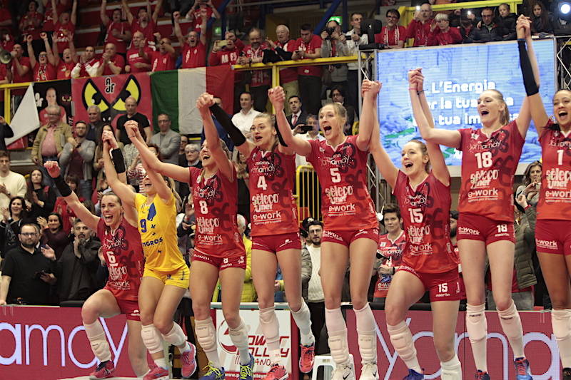 Uyba, la festa per la premiazione