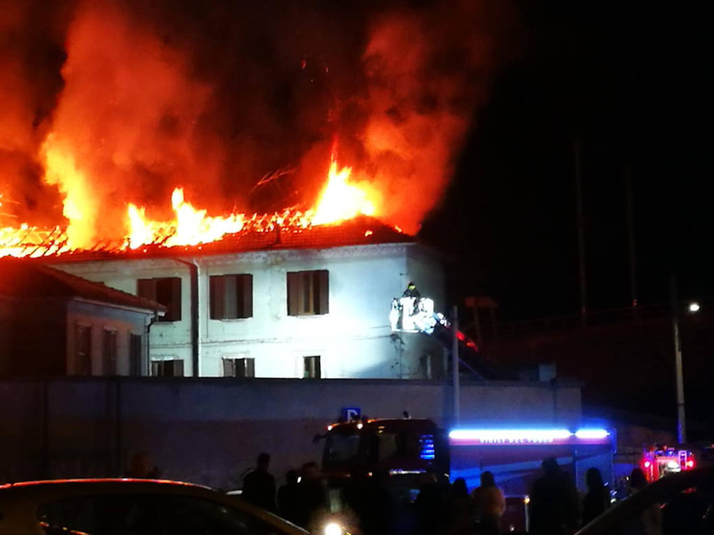 Varese: incendio in via Bainsizza