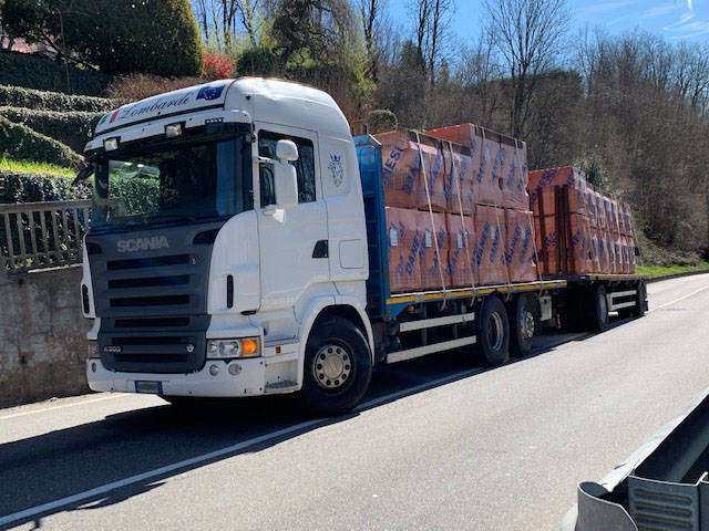 Vedano Olona: camion guasto sulla salita del Marone - VareseNews - Foto