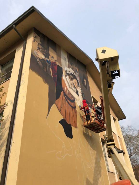 Andrea Ravo Mattoni realizza un murales a Gavirate 