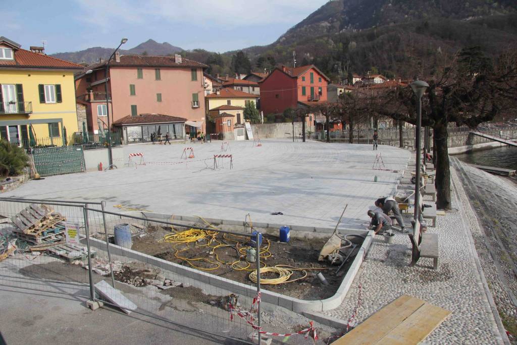 Caldè, i lavori alla piazza a lago 