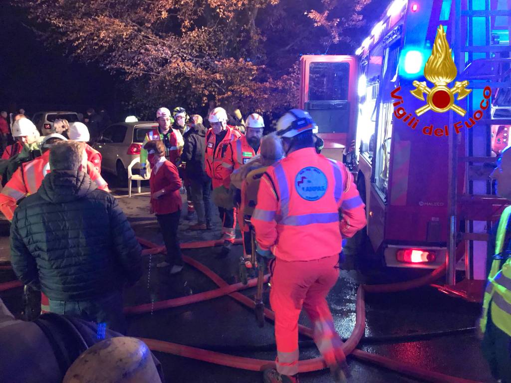 Incendio a Luino, vigili del fuoco inazione