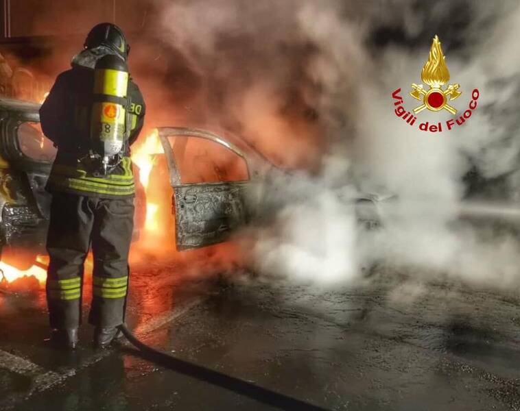 Due auto a fuoco in via ticino nerviano incendio vigili del fuoco  3 