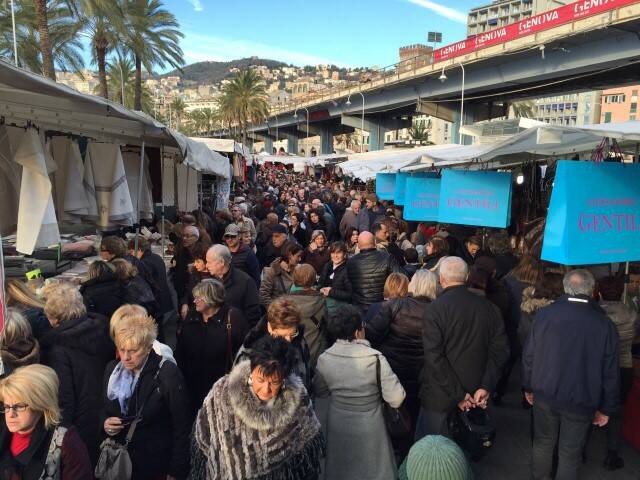 GENOVA PORTO ANTICO folla oceanica per gli ambulanti di forte dei marmi