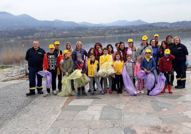 I piccoli consiglieri puliscono il lago